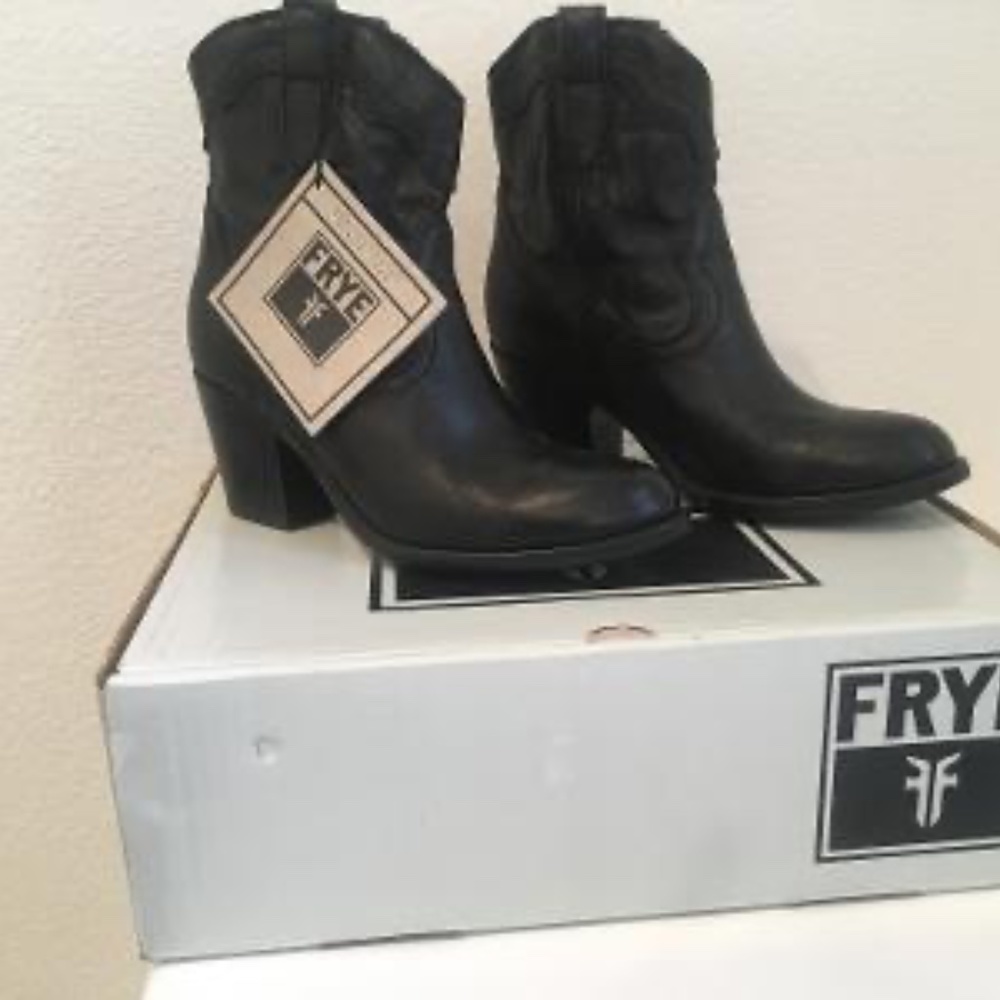 BRAND NEW....FRYE BOOTS WOMENS